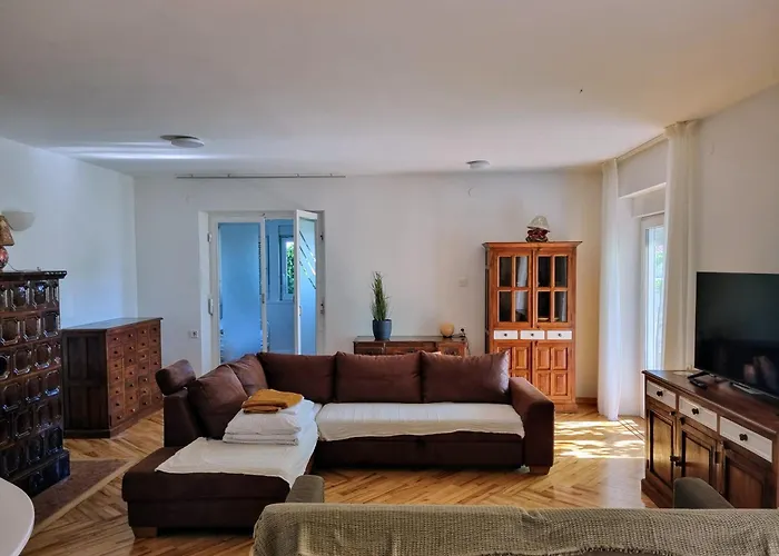 F13 Apartment